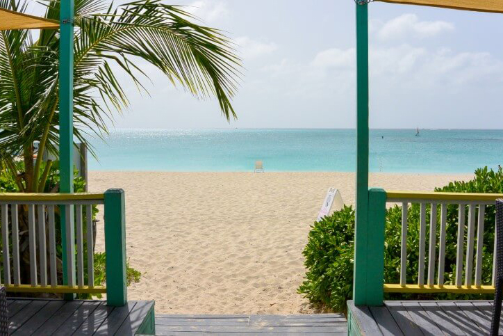 Seaside cabin in front of sandy beach and ocean in Turks